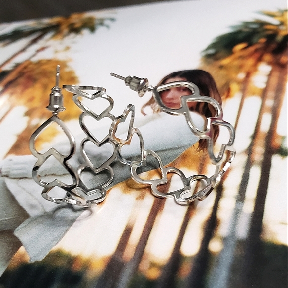 Silver Heart Pattern Hoops Interlocking - Picture 4 of 5